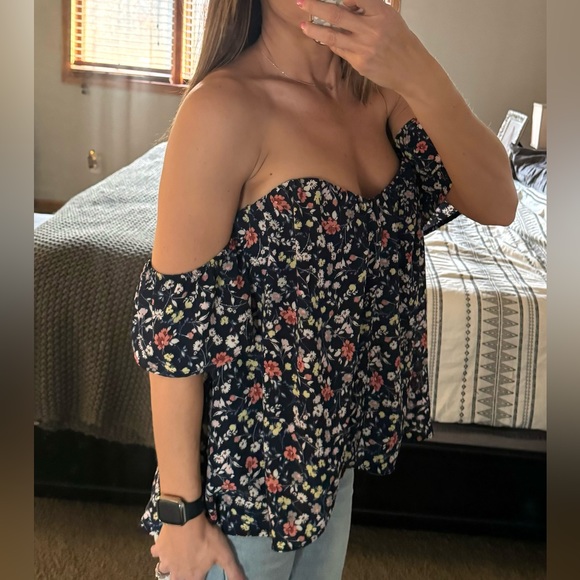 Off the shoulder top. Navy floral with corset shaping on the inside. Open back - Picture 2 of 7